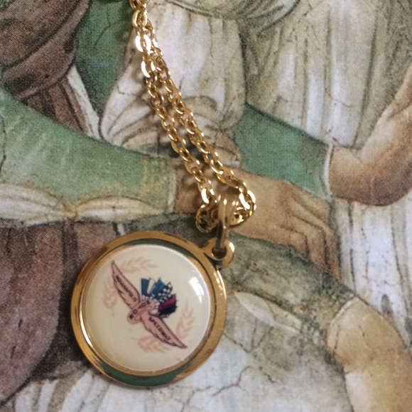 Vintage gold tone pendant with gold tone chain - Picture 2 of 6